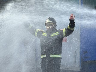 Спасавшего неходячих пациентов из хосписа пожарного проводили на пенсию в Подмосковье