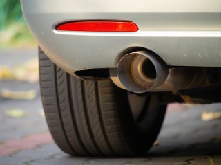Громкие выхлопы и скрытые номера: как изменились штрафы для российских автовладельцев