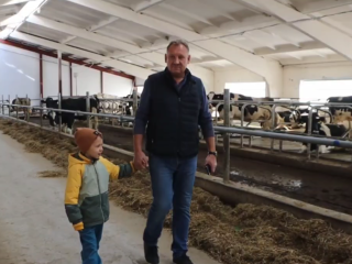 Экскурсия по ферме: глава Зарайска рассказал, почему заводское молоко лучше домашнего