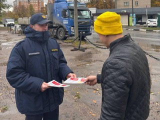 Спасатели научили жителей тушить пожары до возгорания