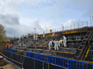 На стадионе «Спартак» строители возводят трибуны на 1562 места
