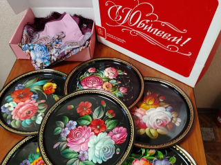 В Серпухове социальную карту начали использовать для вручения подарков юбилярам