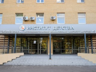 Врачи спасли девочку, которая не могла глотать пищу после поездки в поезде