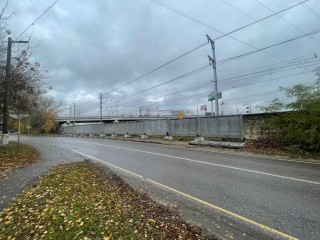 Заяц не проскочит: железобетонные ограждения перекрыли «опасные тропы» в Люберцах