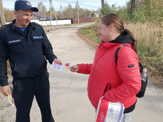Спасатели научили жителей поселка Северная Грива правильному использованию обогревателей