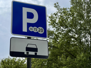 Платные парковки теперь бесплатны для владельцев электрокаров и мотоциклистов
