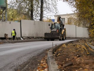 Ежедневно 20 человек и 2 трактора заняты на капремонте дороги «Промзона Силикат»