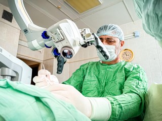 Врачи из Клина проводят сложные операции по восстановлению слуха