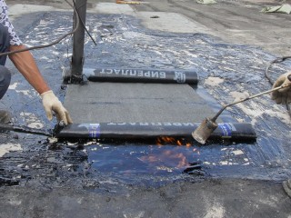 Коммунальщики оперативно устранили протечку крыши дома в поселке Нарынка