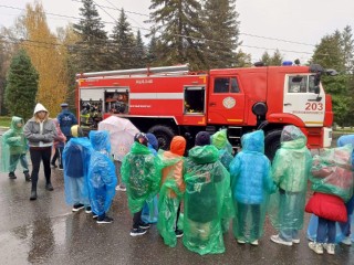 Пожарные устроили для детей праздник безопасности