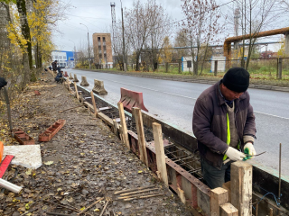 В Селятине монтируют шумозащитные экраны