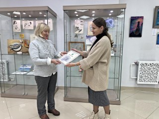 Дебютную выставку художника с картинами и стихами открыли в краеведческом музее