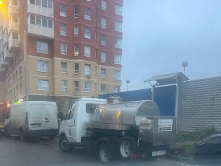 Питьевую воду в бочке Водоканал доставил жителям на место аварии в Жегалове