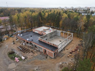 Конструкции вокруг чаши нового плавательного бассейна возводят в Монине