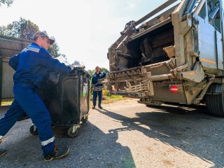 В деревне Лисенки оперативно решили проблему с переполненной мусоркой