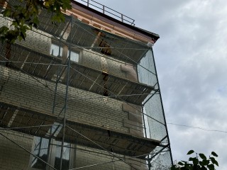 Капитальный ремонт крыши и фасада дома на Заводской улице близится к завершению