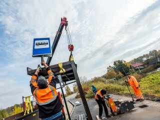 Подмосковные дорожники отремонтировали остановки: где жители региона будут ждать транспорт с комфортом