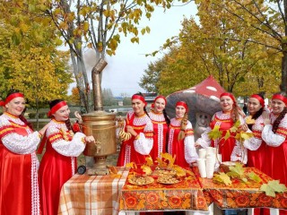 Жители Подмосковья встретили осень на праздничном мероприятии в парках