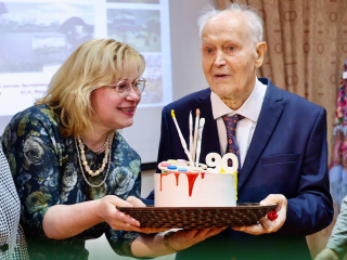 Картины 90-летнего художника из Павловского Посада украшают корейские частные галереи