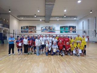 Команда пенсионеров из Котельников взяла бронзу на турнире по волейболу в Подольске