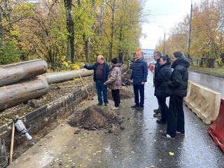 В Селятине на улице Строителей монтируют шумозащитные экраны