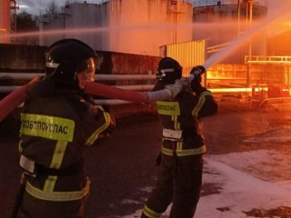 Сотрудники «Мособлпожспаса» приняли участие в тушении пожара на нефтебазе в Серпухове