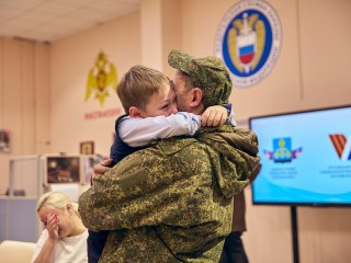 Встречу сына и папы организовали участники СВО в Солнечногорске