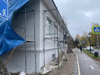 В детской больнице Клина ремонтируют фасад и кровлю