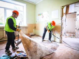 В детском саду на Бородинском проезде начали демонтаж старых полов и стен