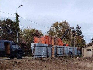 На участках воскресенцев, пострадавших от атаки БПЛА, восстанавливают ограждения