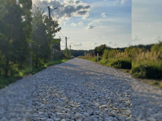 Проселочную дорогу к дому многодетной семьи в Сенине укрепили щебнем