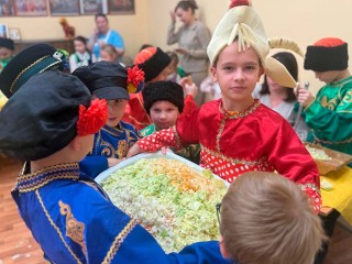 Хруст и смех: «Веселуха» из Солнечногорска нарубила огромный таз капусты по-старинке