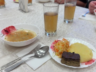 Родители дошкольников побывали на экскурсии по пищеблоку детсада и проверили качество и вкус еды