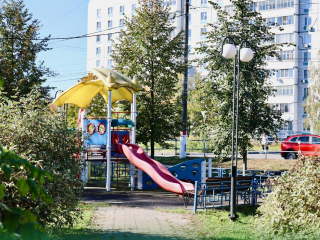 В сквере у Дома молодежи заменят детскую площадку