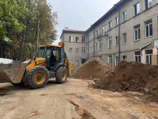 Строители укрепляют фундамент хирургического корпуса Лыткаринской больницы