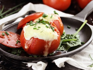 Круче шакшуки: сырно-яичные помидоры на завтрак готовит шеф из Котельников