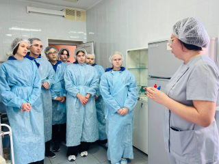 Школьники испытали на себе защитный костюм медика-инфекциониста