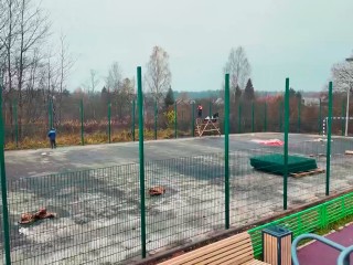 Спортсмены на низком старте: площадку в Маврине уже огородили, работы скоро завершатся