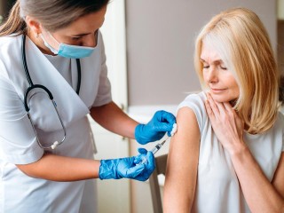 Пожилым жителям Лотошина рекомендовали привиться от гриппа