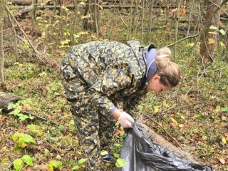 Лесничие очистили от мусора почти два гектара леса