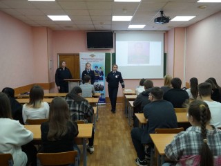 Госавтоинспекторы напомнили студентам Ленинского об опасности электросамокатов