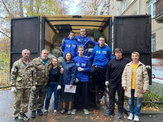 Молодогвардейцы помогли в погрузке гумпомощи, собранной волонтерами «Жуковяза»