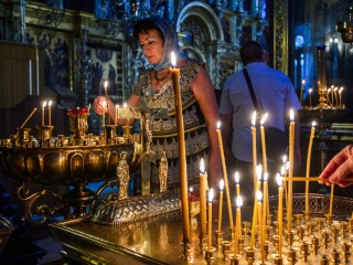 Куда ставить свечи за упокой и как подать записки в храме, напомнил батюшка