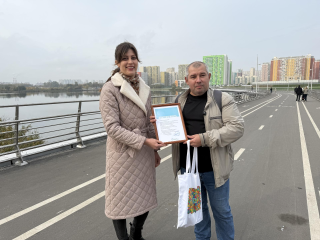 Пример для подражания: житель Люберец в одиночку сделал мост «Дружба» чище