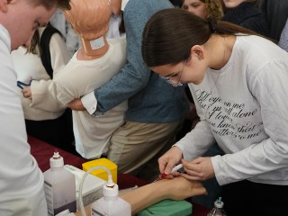 Хирург на час: ступинские школьники примерили на себя различные профессии