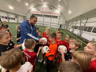 Футболистам люберецкого «Спартака» вручили комплекты мячей и игровую форму