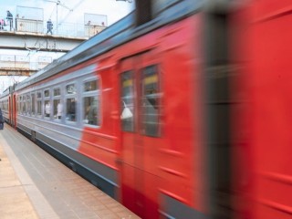 Пассажиров попросили снять наушники на ж/д станциях в Королеве