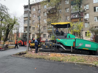 Новый асфальт и парковочные карманы появились во дворе реутовского дома