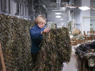 Маскировочные сети размером с футбольное поле сплели волонтеры в Лыткарине