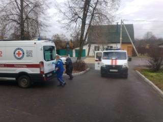 Спасатели помогли медикам госпитализировать пенсионерку в Кашире
